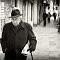 L'homme au journal
  Venise, Venice, Venezia, rue, street, vieil homme,old man, manteau, coat, hat, chapeau