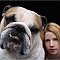 La gueule de l'autre<br> Iza & son chien Mrs Murdock<br> portrait studio couleur